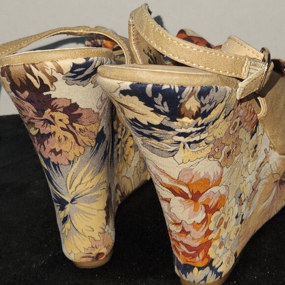 Tan Flower Wedge Open Toe Sandals Size 7.5 - Picture 9 of 11